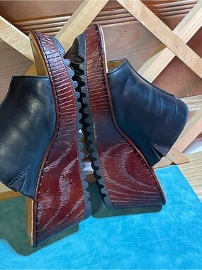 b.o.c Born Concept Leather Upper / Sz 10 Platform Wedge Clog /Wood -Look Wedge